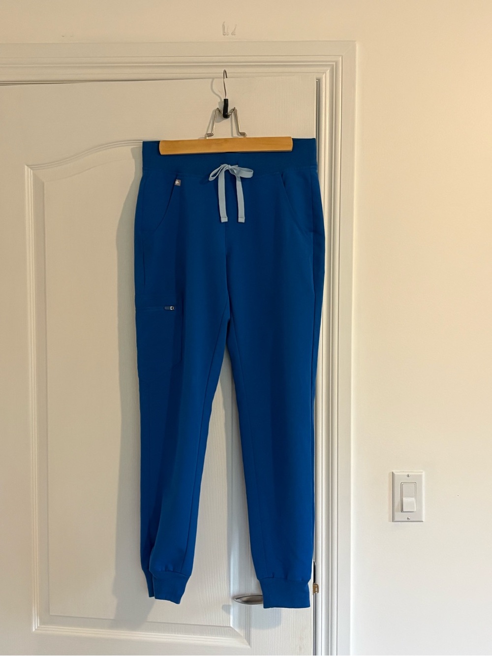 FIGS Catarina Scrub Top & Zamora Jogger Scrub Pants Set – Royal Blue XS - Picture 6 of 9